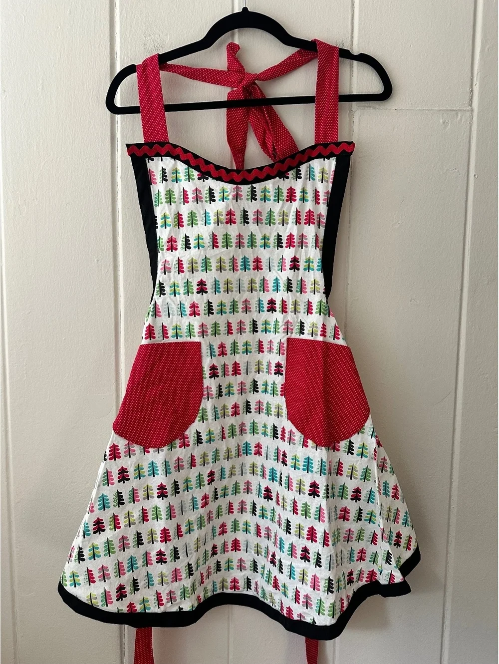 Full Apron with Sweetheart Neckline Contrast Trim and Pockets Handmade Size M